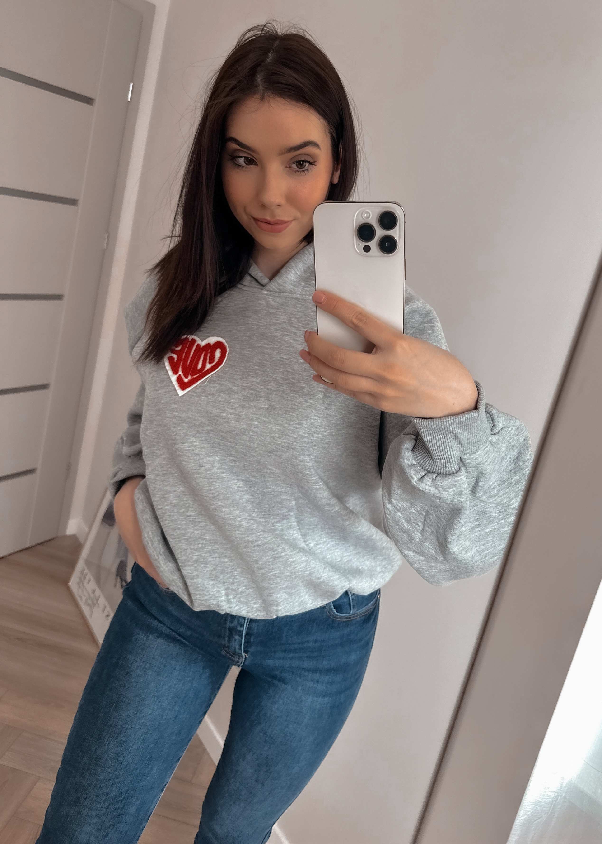 Bluza z kapturem i naszywką Miranda szara zdjęcie 1