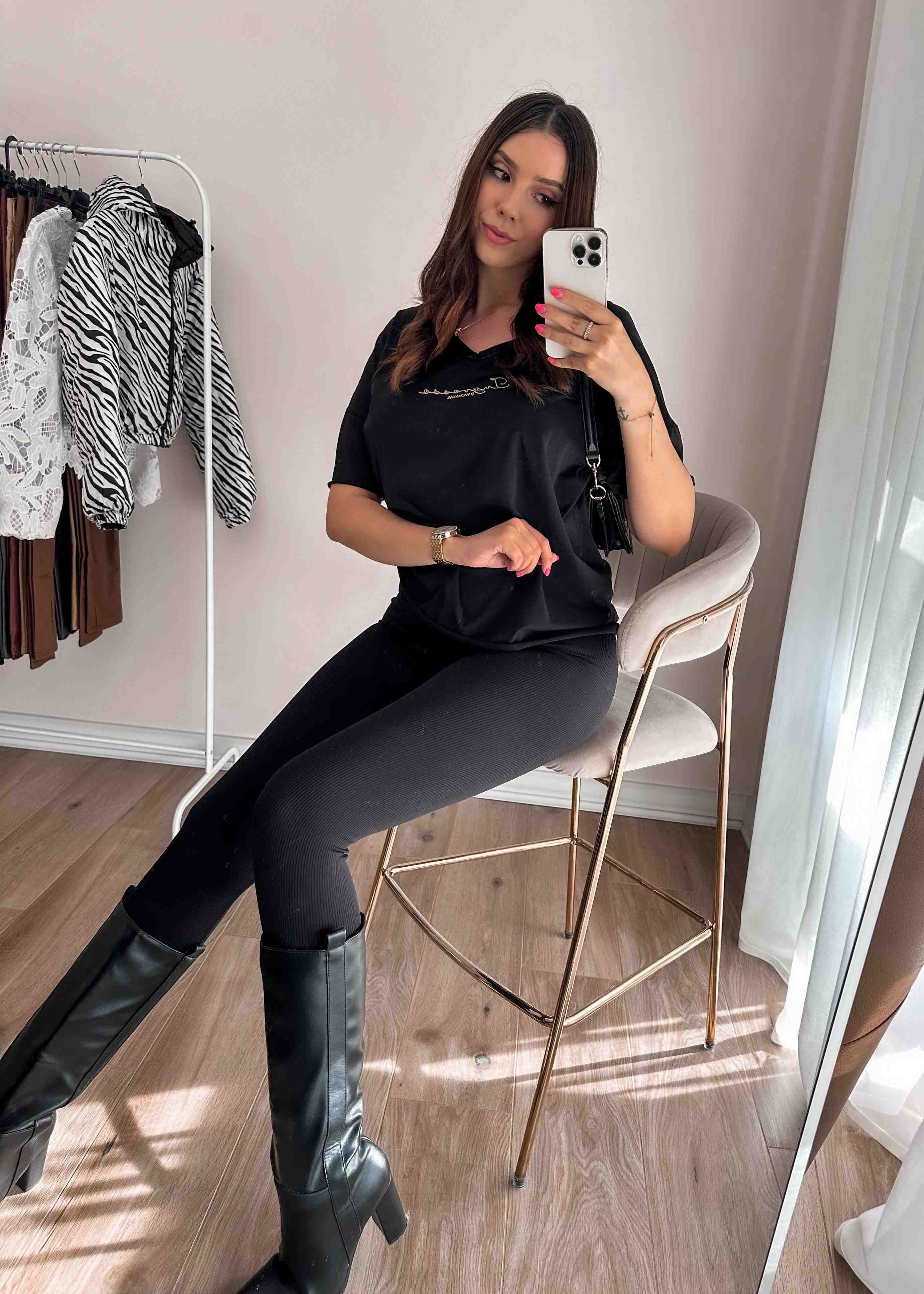 Koszulka oversize z haftowanym napisem Angela czarna zdjęcie 1