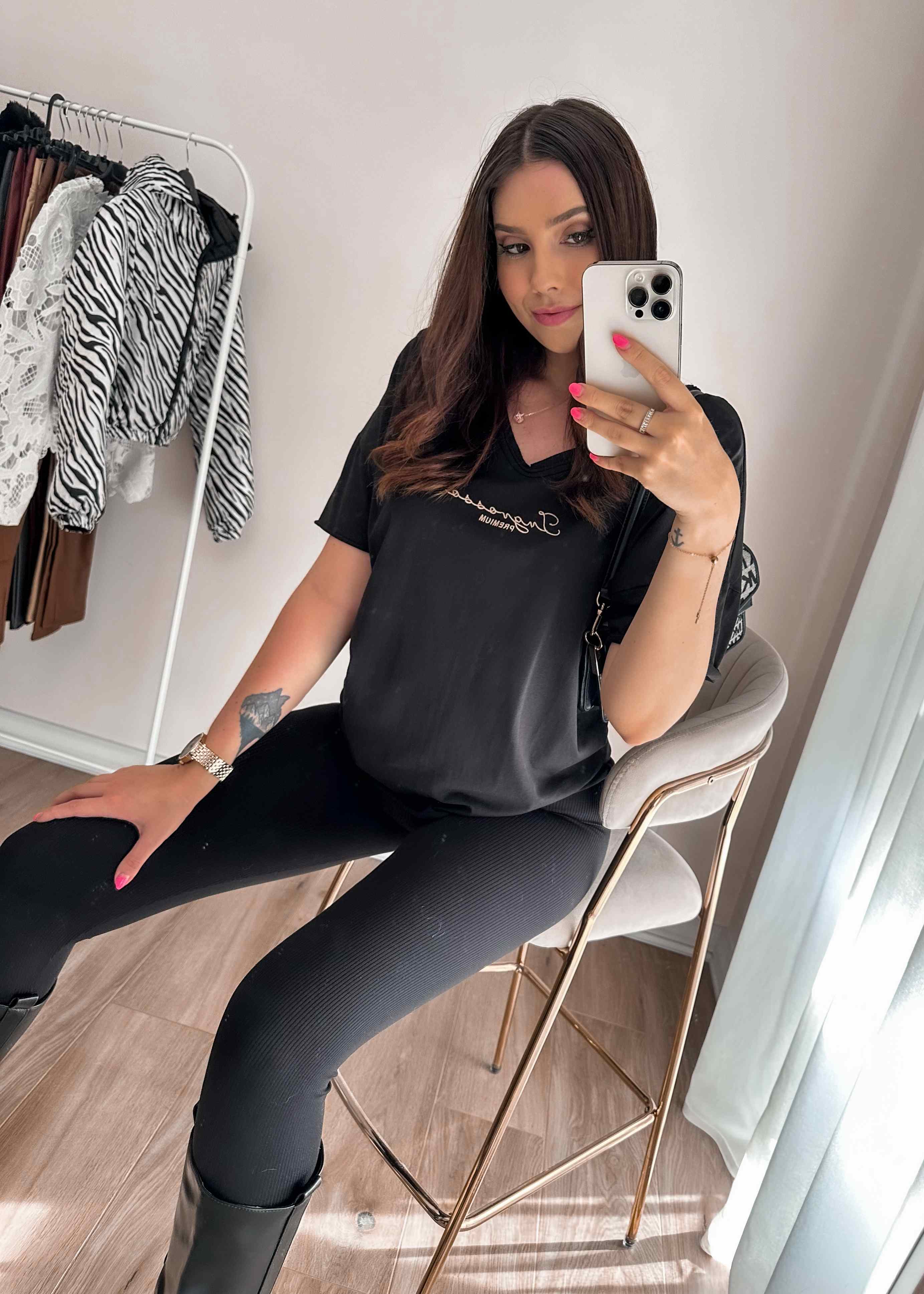 Koszulka oversize z haftowanym napisem Angela czarna zdjęcie 2