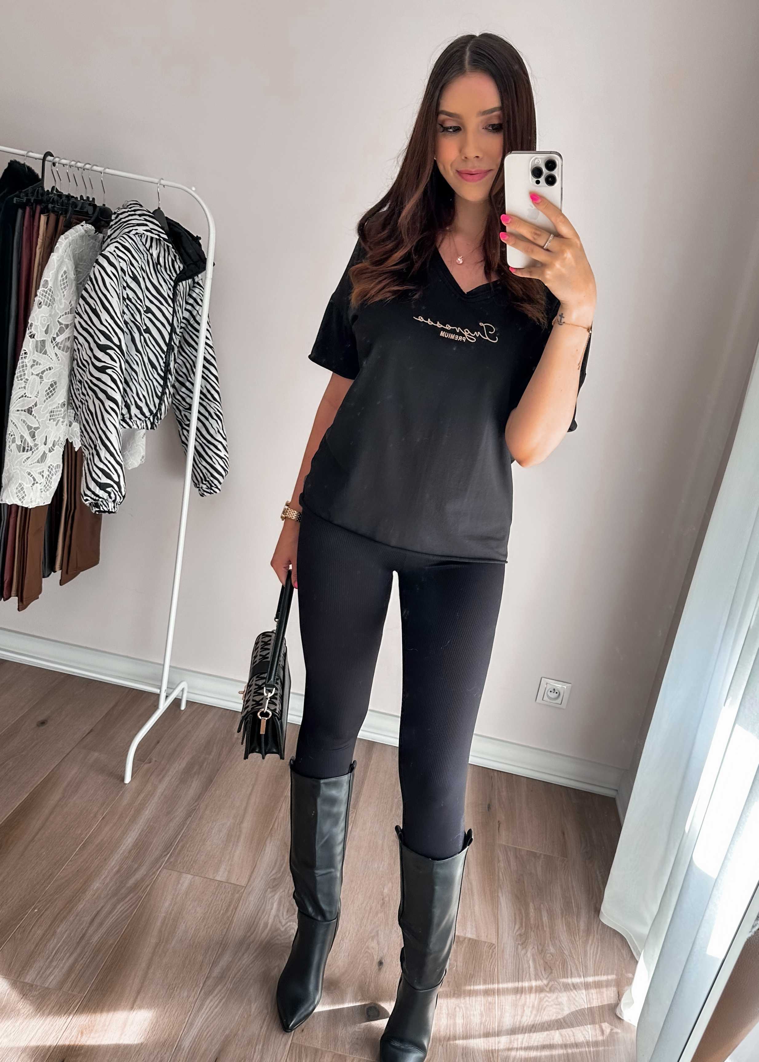 Koszulka oversize z haftowanym napisem Angela czarna zdjęcie 4